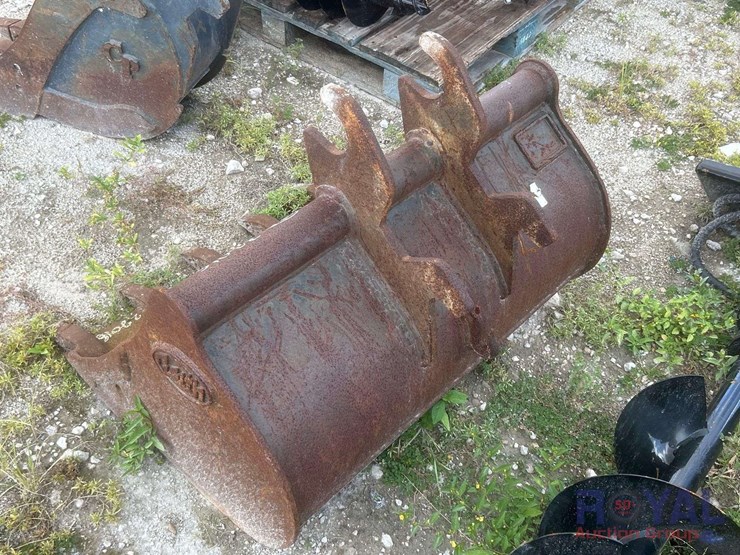 35in-excavator-tooth-bucket-image-3