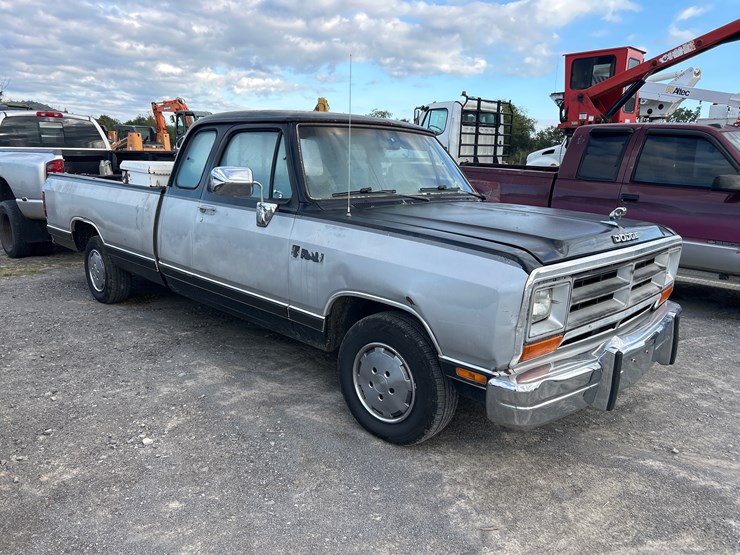 1990-dodge-d150-image-3