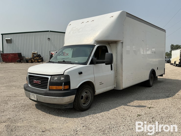 2019-gmc-savana-4500-2wd-box-delivery-van-image-1