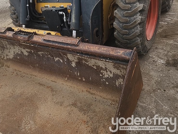 2018-deere-318g-image-13