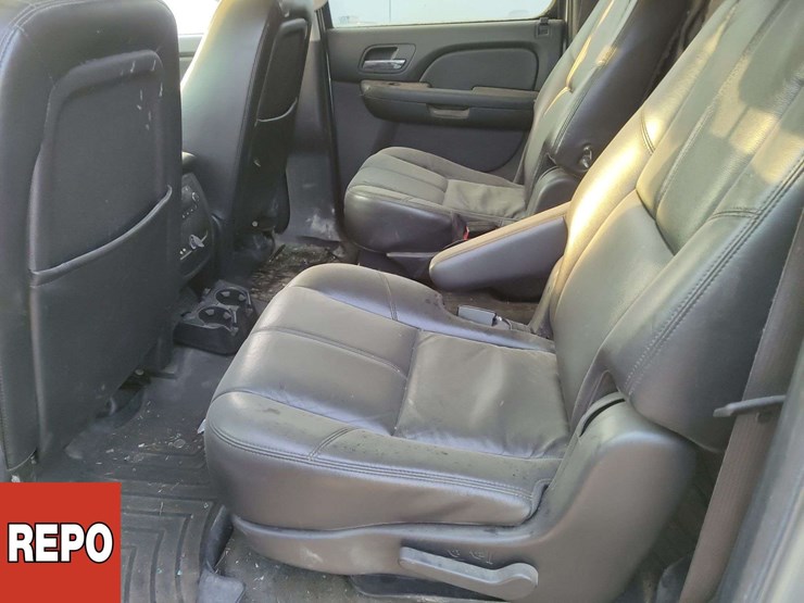 2008-chevrolet-suburban-image-12