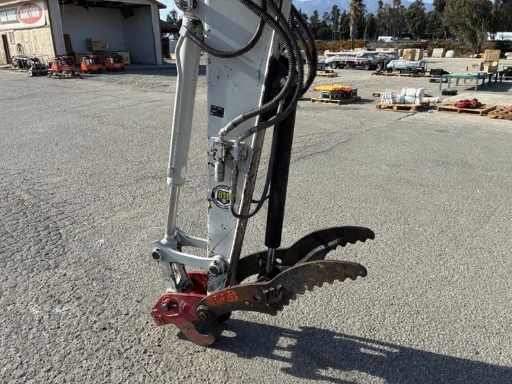 2016-takeuchi-tb280fr-image-5