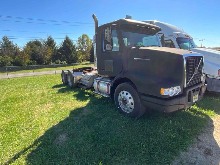 2002-volvo-tandem-axle-road-tractor-image-2