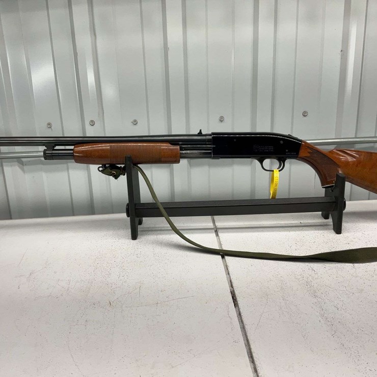 Mossberg Coast to Coast Master-Mag Model CC880 12Ga Pump Shotgun, Checkered