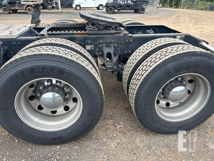 2018-peterbilt-579-image-17