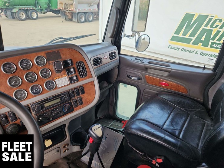 2008-peterbilt-365-image-12