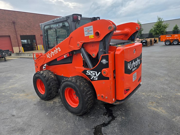 2023-kubota-ssv75-image-11