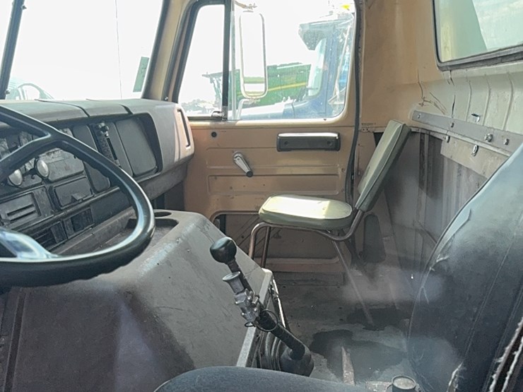 international-tri-axle-truck,-model-2200,--live-bottom,-detroit-diesel,-9-speed-manual,-roll-tarp-image-30