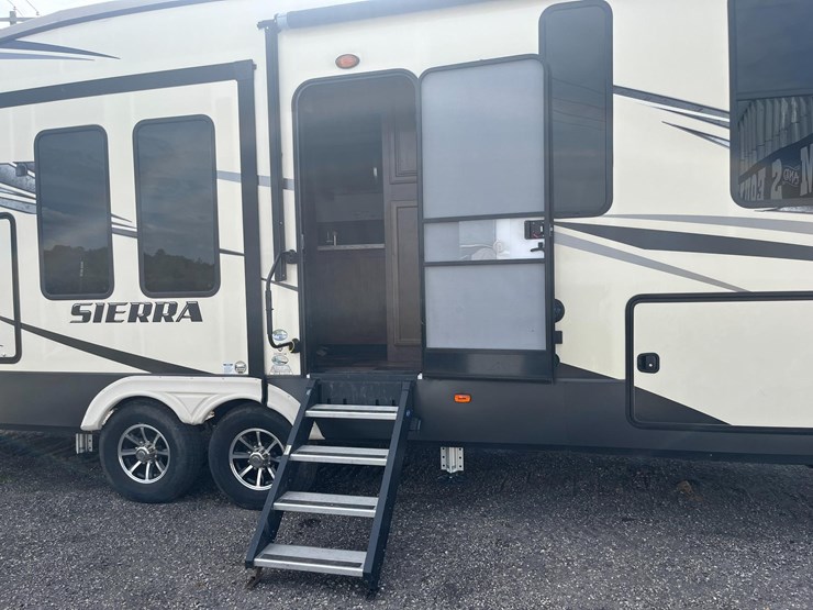 2017-sierra-5th-wheel-camper-image-17