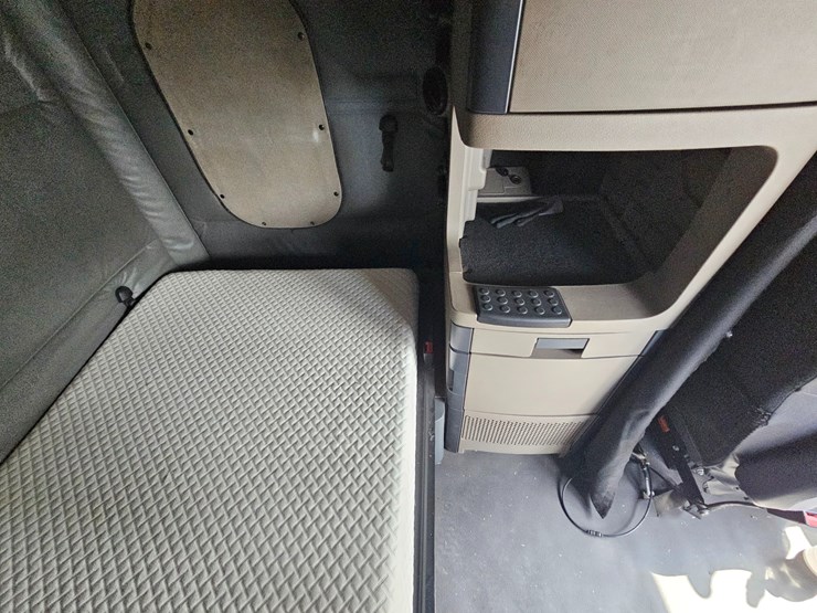 2017-freightliner-cascadia-125-image-69