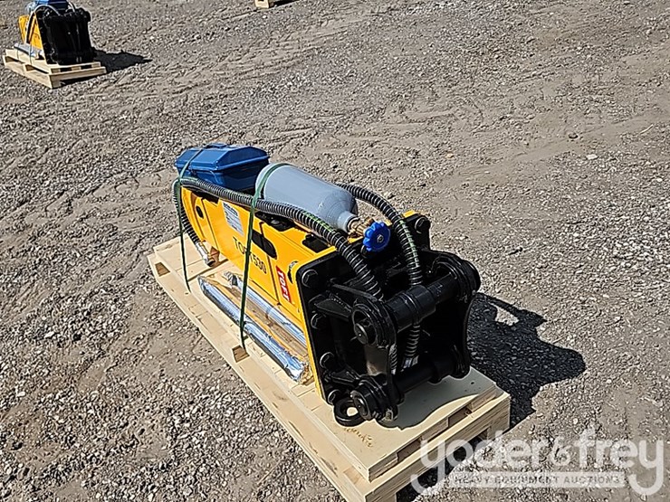 2025-caterpillar-304-image-3