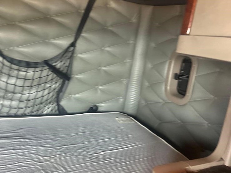2019-kenworth-t680-image-32