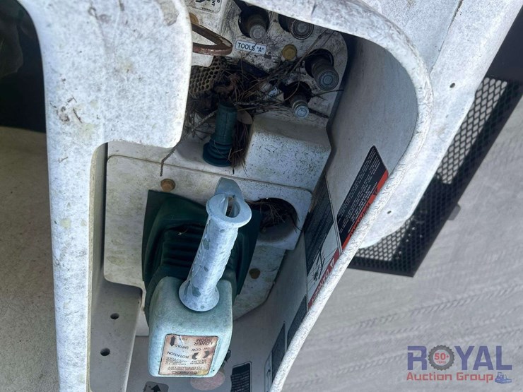 2015-freightliner-m2-106-altec-insulated-forestry-bucket-truck-image-37