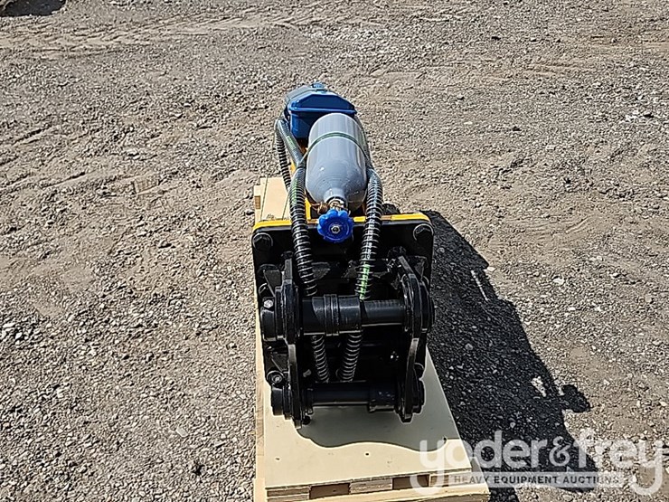 2025-caterpillar-304-image-4