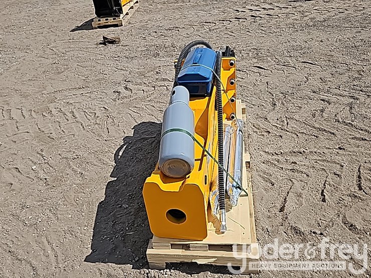 2025-caterpillar-305-image-8