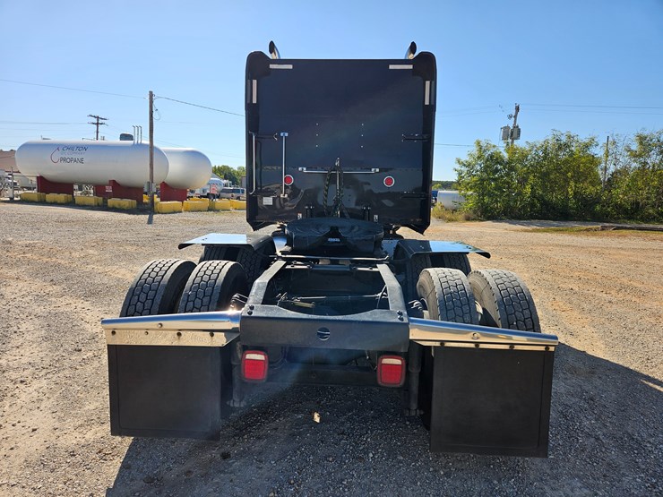 2013-peterbilt-389-image-17