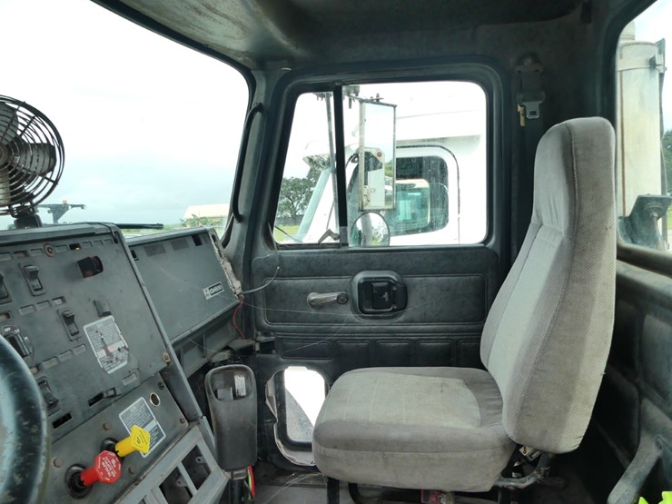 2000-mack-ch613-image-8