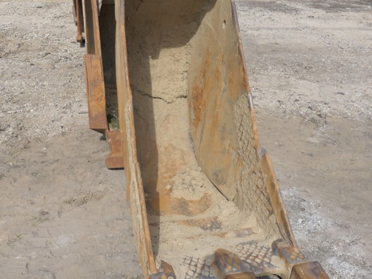 caterpillar-235-image-2