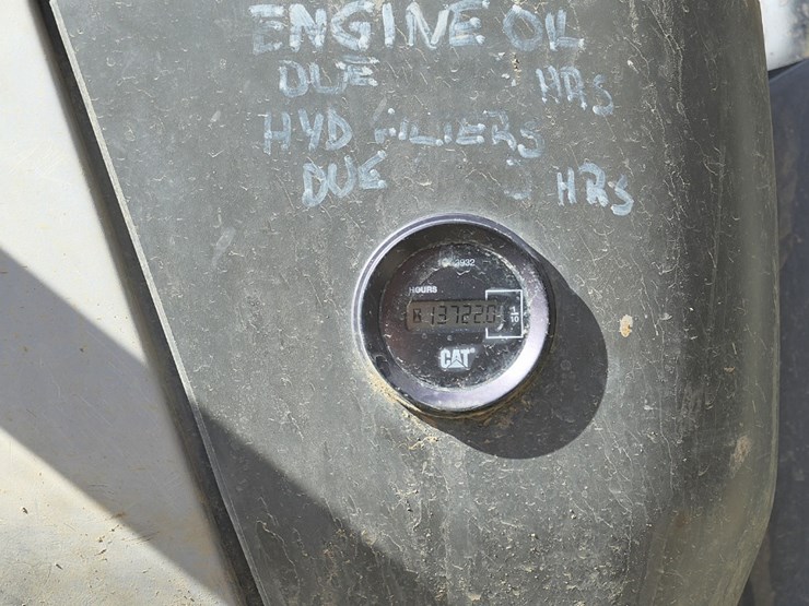 2011-caterpillar-320d-image-46