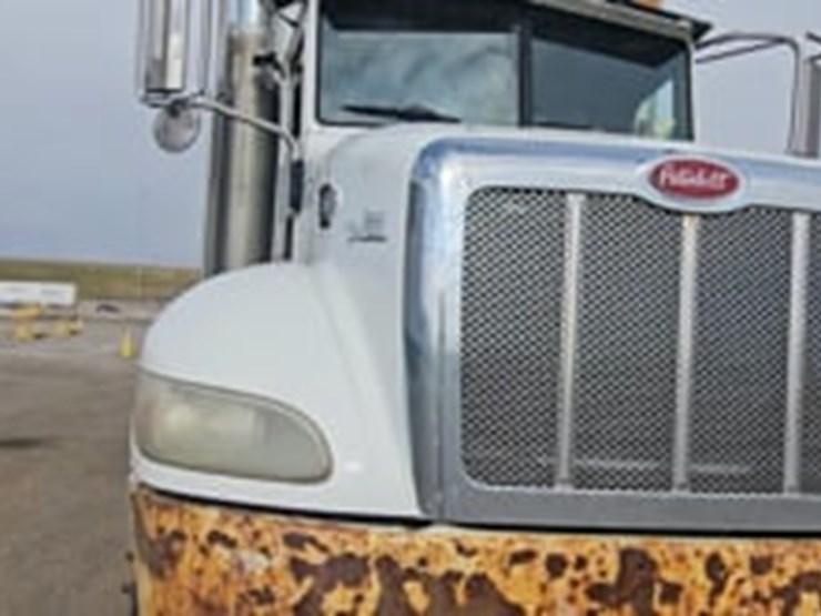 2009-peterbilt-335-image-24