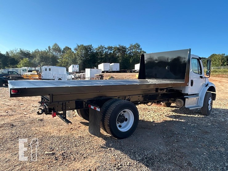 2018-freightliner-business-class-m2-106-image-3