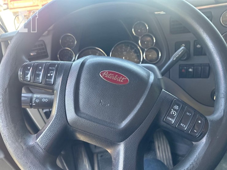 2017-peterbilt-567-image-31