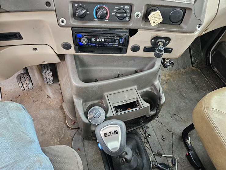 2008-sterling-l9500-image-58
