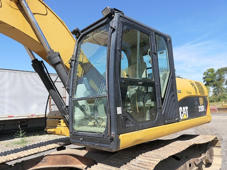2011-caterpillar-320d-image-14