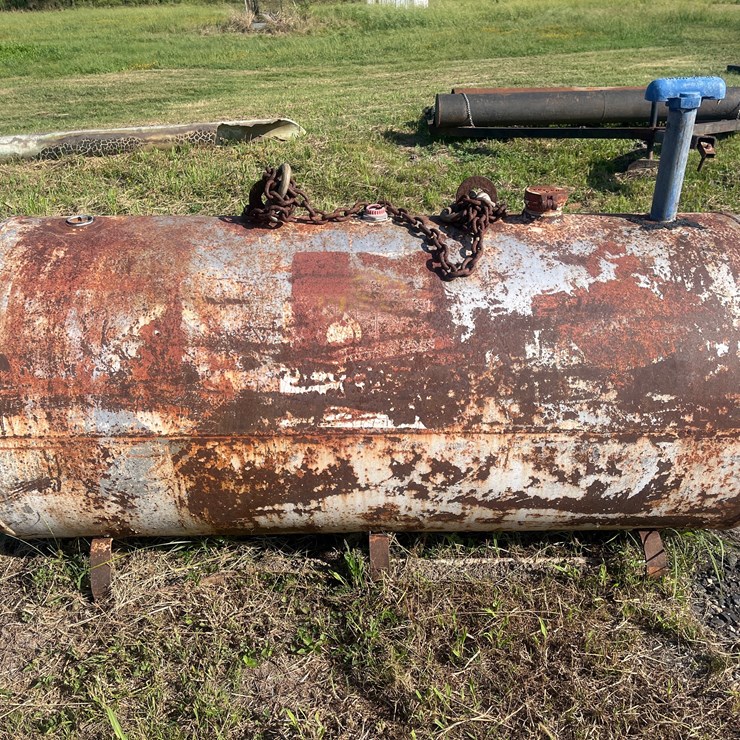 #132 • FUEL TANK WITH LIFTING EYES