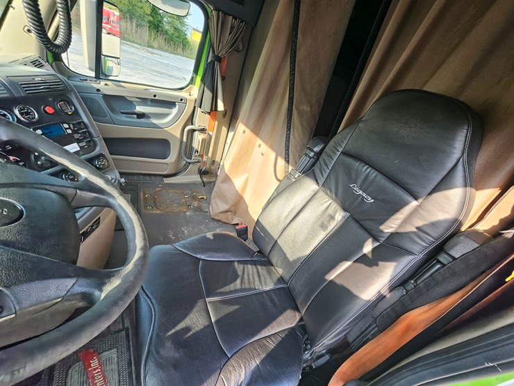 2017-freightliner-cascadia-125-image-48