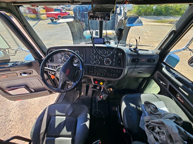 2013-peterbilt-389-image-85