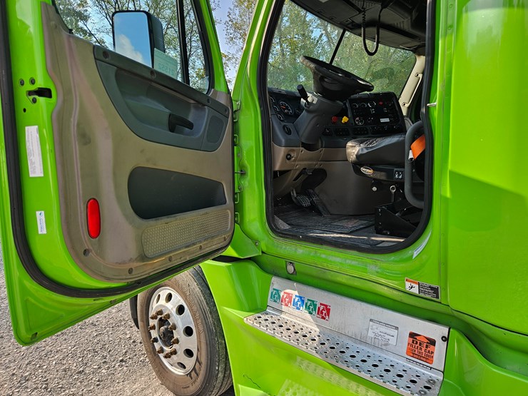 2017-freightliner-cascadia-125-image-45
