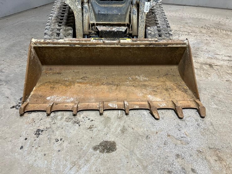 deere-323d-image-9
