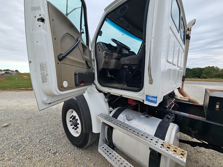 2008-sterling-l9500-image-48