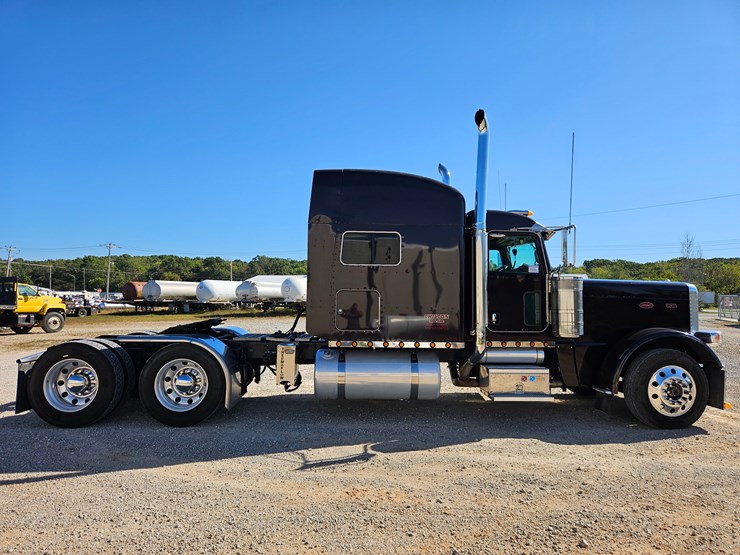 2013-peterbilt-389-image-24