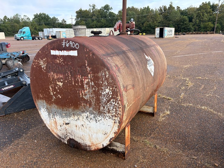 #6900-•-550-gal-fuel-tank-with-pump-image-1