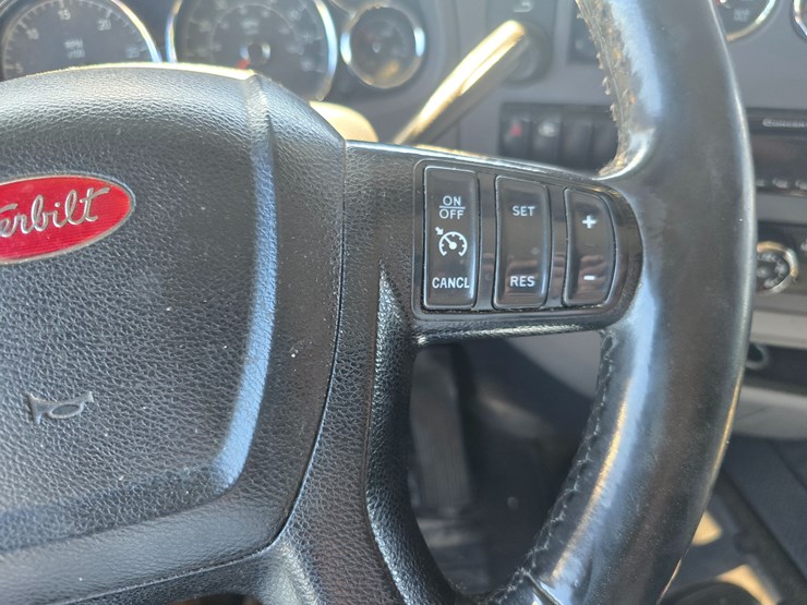 2015-peterbilt-579-image-85