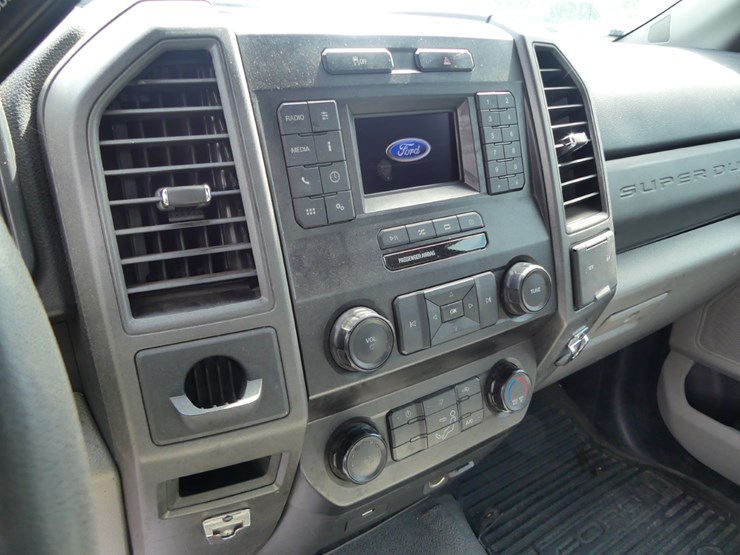 2020-ford-f350-xl-image-12