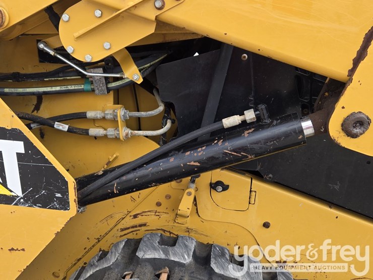 2016-caterpillar-259d-image-30