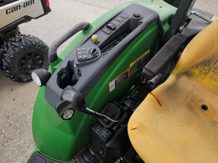 2015-john-deere-4044r-image-11