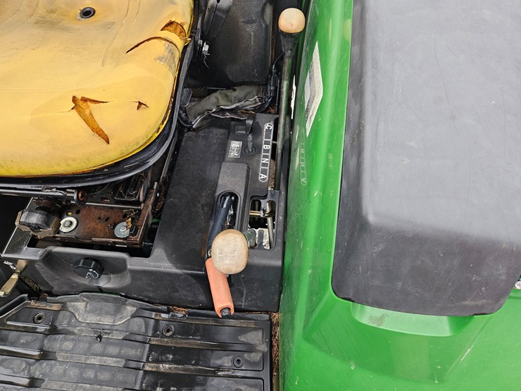 2015-john-deere-4044r-image-10