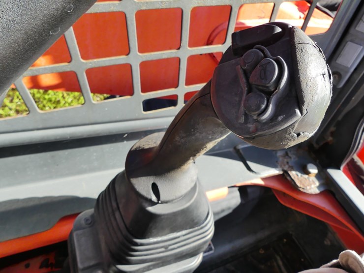 2017-kubota-ssv75-image-15