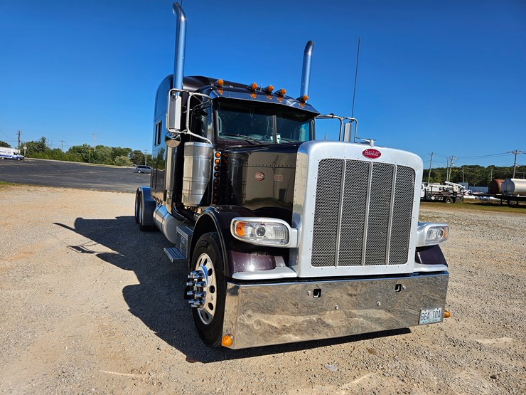 2013-peterbilt-389-image-31