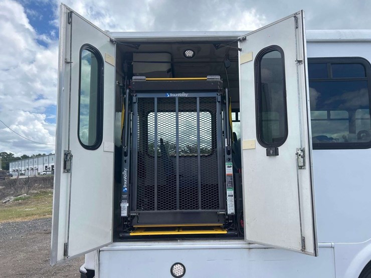 2016-ford-f550-image-24