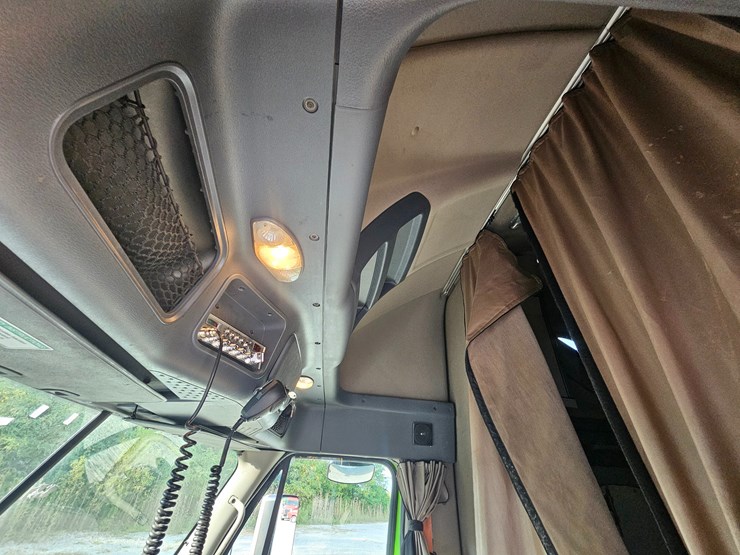 2017-freightliner-cascadia-125-image-49