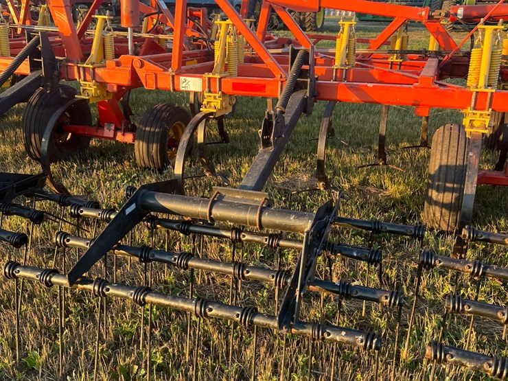 54’-bourgault-chisel,-12”-space,-heavy-harrows,-note:-hitch-slightly-bent-in-one-spot,-doesn’t-affect-performance-of-machine-as-hitch-is-floating.-image-34