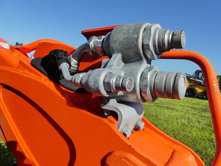 2021-kubota-ssv75-image-10
