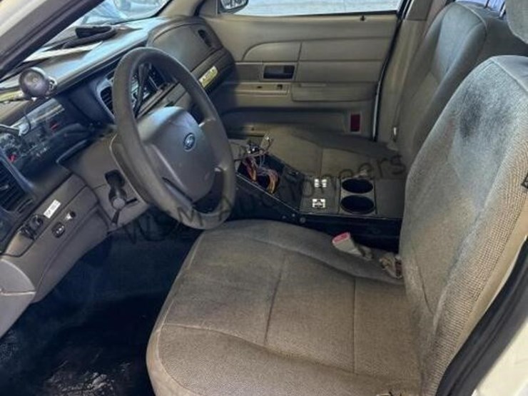 2009-ford-crown-victoria-sdn-image-19