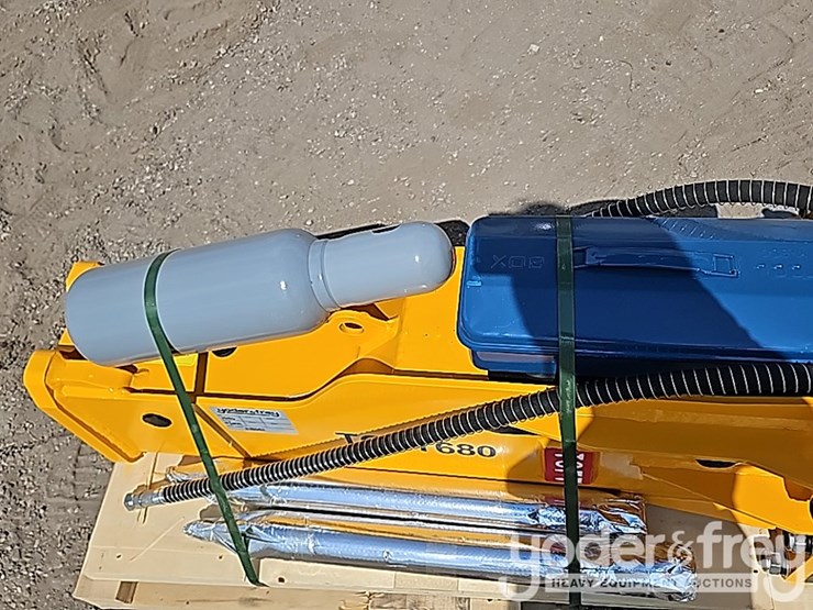 2025-caterpillar-305-image-10