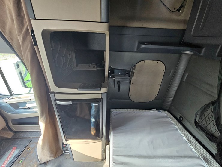 2017-freightliner-cascadia-125-image-65